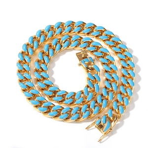 Détail d'une chaîne cubaine dorée 12mm avec maillons en émail bleu et fermoir sécurisé