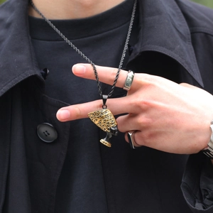 Pendentif Néfertiti or et noir avec détails ciselés et chaîne en corde noire élégante