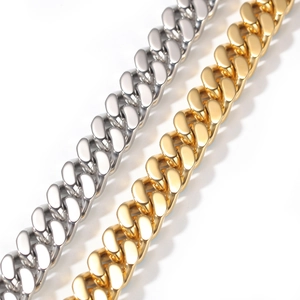 Détail macro de chaînes cubaines polies de 12 mm en acier inoxydable argenté et doré