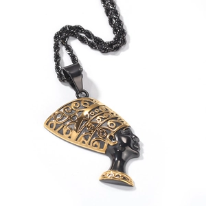 Détails du pendentif Néfertiti or et noir montrant les gravures ajourées avec précision