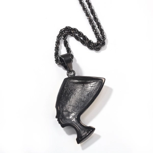 Pendentif profil Néfertiti vintage doré et noir avec une chaîne de style corde