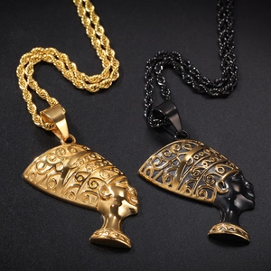 Détail de colliers avec pendentifs Néfertiti en or et noir et chaînes torsadées