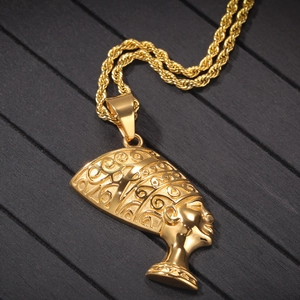 Détail du pendentif doré de la reine Néfertiti avec gravure sur une chaîne torsadée