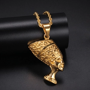 Vue macro du pendentif Cléopâtre Néfertiti doré avec gravure fine sur support noir