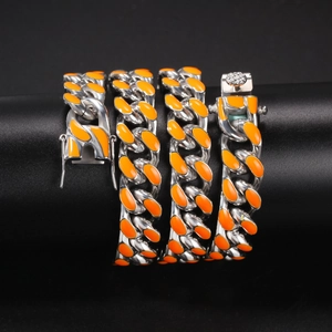 Détail de la chaîne cubaine de 12mm en acier inoxydable argenté avec émail orange vif