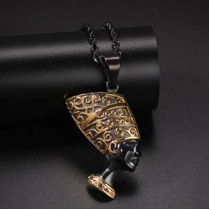Détail macro du pendentif égyptien Néfertiti en acier inoxydable noir et or
