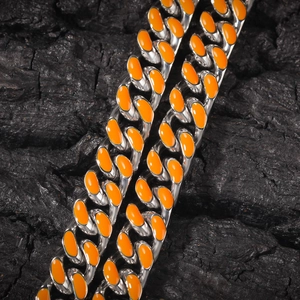 Détail de la chaîne cubaine 12mm en acier inoxydable argenté avec émail orange vif