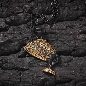 Détail du pendentif égyptien Néfertiti doré avec filigrane et finition noire élégante