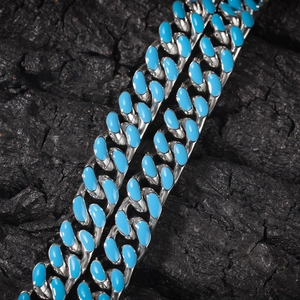 Détail macro de la chaîne Cuban de 12 mm en acier inoxydable avec émail bleu incrusté