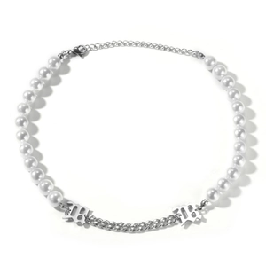 Dettaglio della collana di perle con catena cubana argento e pendenti lettera B