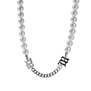 Collana con perle e catena a maglia d'argento con ciondoli a forma di lettera B gotica