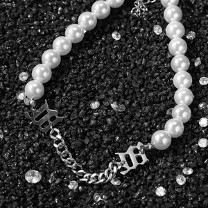 Collana stile gotico con perle e catena in acciaio con pendenti lettera B su pietre scure