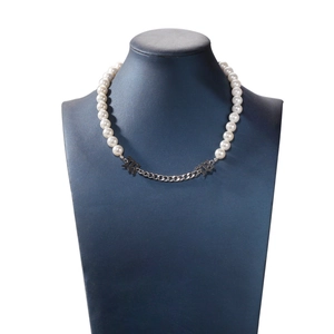 Collana hip hop con perle e catena in acciaio con ciondoli gotici su supporto per collo blu