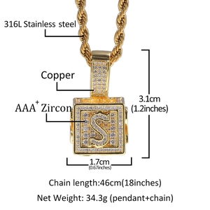 Détail du pendentif lettre S serti de zircons AAA+ sur une chaîne en acier inoxydable