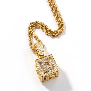 Collier hip hop doré avec pendentif cube serti de zircons et chaîne torsadée élégante