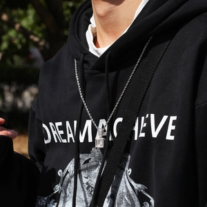 Gros plan du collier hip hop argenté avec pendentif rectangulaire serti de zircons