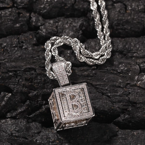 Détail du pendentif lettre B en argent avec zircons micro-pavés et chaîne torsadée