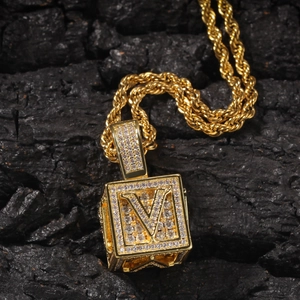 Détail du pendentif hip hop en or avec lettre V en zircone sur chaîne torsadée épaisse