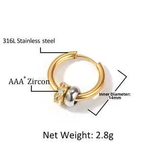 Détail d'une boucle d'oreille 14mm en acier 316L avec perles en zircone AAA+