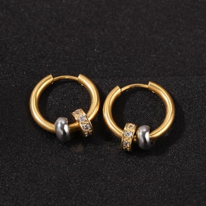 Boucles d'oreilles créoles rétro hip-hop en acier doré avec breloques zircon sur fond noir