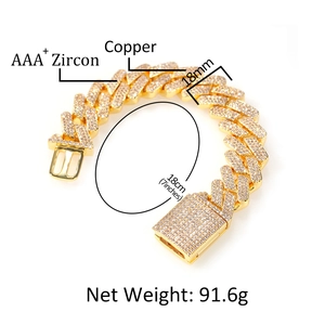 Détail d'un bracelet gourmette lourd de 18mm avec placage d'or 18 carats et zircons AAA+