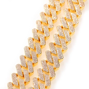 Gros plan sur une chaîne cubaine de 18mm dorée avec trois rangées de zircons sertis pavé