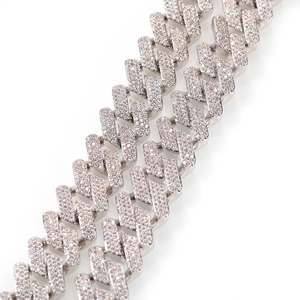 Détail d'une chaîne cubaine argentée de 18 mm avec sertissage de zircons micro-pavés