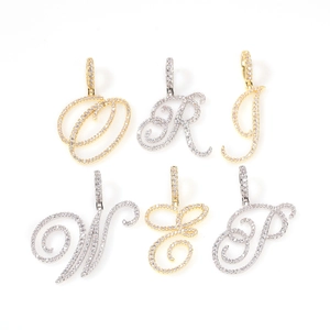 Gros plan de pendentifs lettres hip-hop avec police cursive et sertissage de zircones