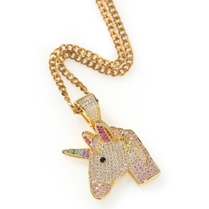 Makroaufnahme von Einhorn-Anhänger mit Zirkonia-Besatz und Regenbogen-Horn in Gold