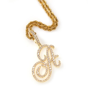 Détail de la chaîne torsadée dorée avec pendentif lettre A et zircons brillants