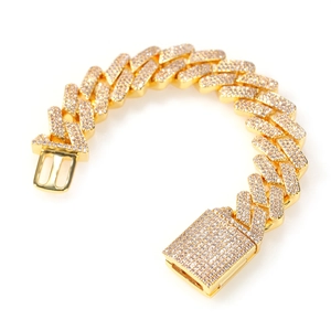 Gros plan d'un bracelet Cuban doré de 18mm serti de pierres de zircone cubiques