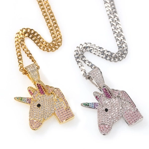 Detailansicht der Einhorn-Anhänger in Gold und Silber mit bunten Zirkonia-Steinen