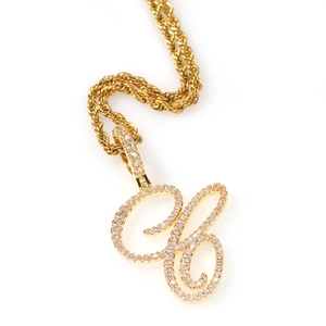 Détail du pendentif lettre C dorée avec pavage de zircons roses et sa chaîne cordelette