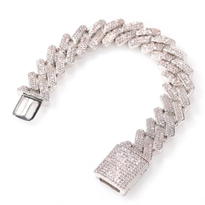 Détail de la chaîne cubaine argentée de 18mm avec trois rangées de zircons et fermoir