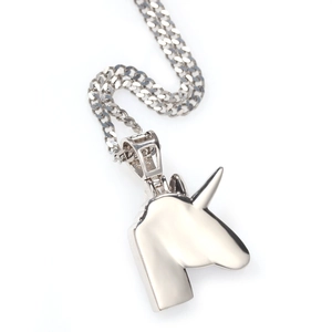 Detailansicht eines polierten Einhorn-Anhängers an einer dichten Gliederkette in Silber
