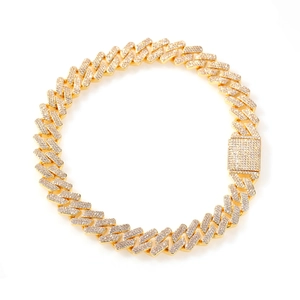 Détail d'une chaîne cubaine 18mm dorée avec pavé de zircons et fermoir à tiroir