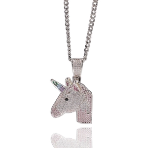 Makro-Detail von Einhorn-Anhänger mit bunten Zirkonsteinen und silberner Gliederkette