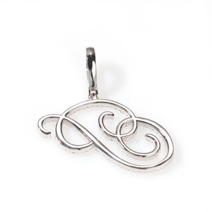 Vue détaillée du pendentif lettre 'S' argenté avec sertissage micro-pavé de zircones