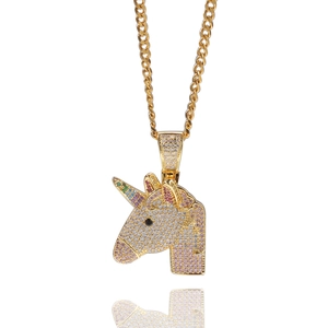 Goldene Einhorn-Halskette mit regenbogenfarbenen Zirkonia und goldener Gliederkette
