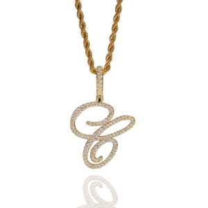 Pendentif lettre C serti de zircons avec chaîne torsadée en plaqué or brillant