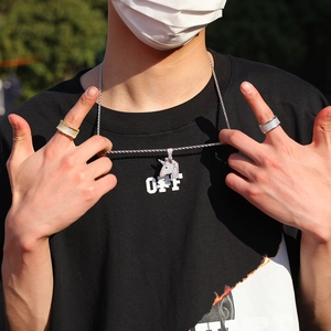 Detail von Hip-Hop Einhorn-Anhänger und Zirkonia-Ringen an einer gedrehten Kordelkette