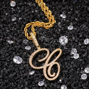 Vue détaillée du pendentif lettre G hip-hop doré avec zircons et chaîne corde