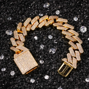 Gros plan sur la chaîne cubaine hip hop plaquée or 18 mm avec zircons pavés