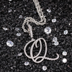 Collier avec pendentif lettre Q cursive en argent serti de zircons et chaîne corde