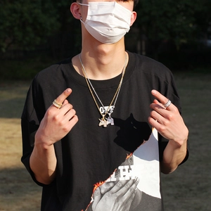 Makroaufnahme von Einhorn-Anhängern und Hip-Hop-Ringen mit Zirkonia-Steinen besetzt