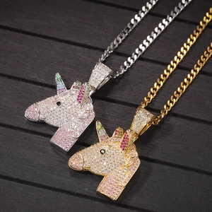Nahaufnahme von Einhorn-Anhängern in Gold und Silber mit bunten Zirkoniasteinen