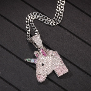 Nahaufnahme der Hip-Hop Einhorn-Halskette mit bunten Zirkonen und glänzender Kette