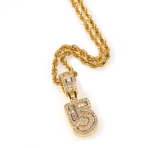 Detailansicht der goldenen Seilkette und Anhänger Nummer 5 mit CZ-Stein-Pavé-Inlay