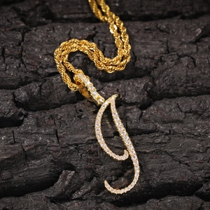 Détail du pendentif hip-hop lettre J dorée avec zircons et chaîne de type corde