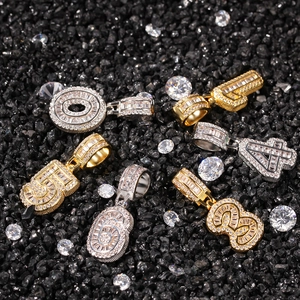 Iced-out Hip-Hop-Zahlenanhänger in Gold und Silber mit funkelnden Zirkoniasteinen